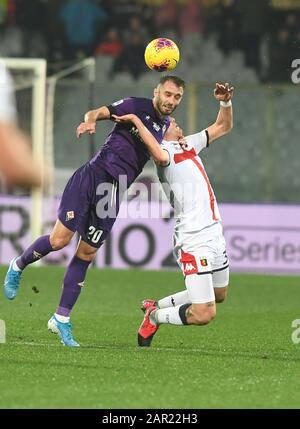 Firenze, Italien. Januar 2020. Firenze. Italien. Januar 2020. Der Spieler von acf fiorentina german pezzella im Gegensatz zu dem Spieler von genua cfc andrea Favilli während Fiorentina gegen Genua, italienische Fußball-Serie-A-Männermeisterschaft in Firenze, Italien, 25. Januar 2020 Kredit: Unabhängige Fotoagentur/Alamy Live News Stockfoto