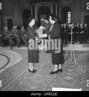 Während einer Zeremonie im Burgerzaal des Palastes auf dem Damplatz in Amsterdam gab Königin Juliana seine Ernennung zum Posthuum an die Witwe von General S. H. Spoor Commander des Militärbefehls von William bekannt. Zu den Witwen von Maj-Gen R. T. Overakker, lute. Kol. M. P. A. den Ouden, Res. Erste Laute. J. A. van Bijnen und Herr T. Dobbe sowie der Schwester des Soldaten J. F. Ketter Olivier teilte die Königin mit, dass sie posthum zum Ritter der vierten Klasse des Militärs "Willemsorde" ernannt worden seien. Datum: 28.September 1951 Ort: Amsterdam, Noord-Holland Schlüsselwörter: Auszeichnungen Personenname: Julian Stockfoto