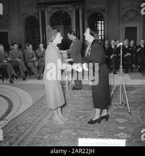 Während einer Zeremonie im Burgerzaal des Palastes auf dem Damplatz in Amsterdam gab Königin Juliana seine Ernennung zum Posthuum an die Witwe von General S. H. Spoor Commander des Militärbefehls von William bekannt. Zu den Witwen von Maj-Gen R. T. Overakker, lute. Kol. M. P. A. den Ouden, Res. Erste Laute. J. A. van Bijnen und Herr T. Dobbe sowie der Schwester des Soldaten J. F. Ketter Olivier teilte die Königin mit, dass sie posthum zum Ritter der vierten Klasse des Militärs "Willemsorde" ernannt worden seien. Datum: 28.September 1951 Ort: Amsterdam, Noord-Holland Schlüsselwörter: Auszeichnungen Personenname: Julian Stockfoto