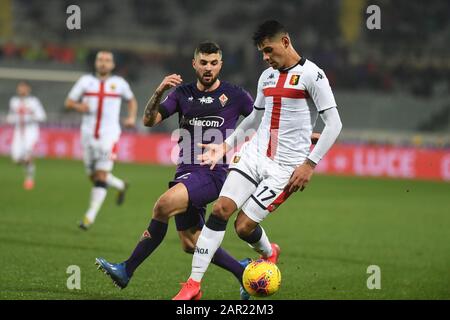 Firenze, Italien. Januar 2020. Firenze. Italien. Januar 2020. Der Spieler von genua cfc cristian romero im Gegensatz zu dem Spieler von acf Fiorentina patrick Cutrone während Fiorentina gegen Genua, italienische Fußball-Serie-A-Männermeisterschaft in Firenze, Italien, 25. Januar 2020 Kredit: Unabhängige Fotoagentur/Alamy Live News Stockfoto