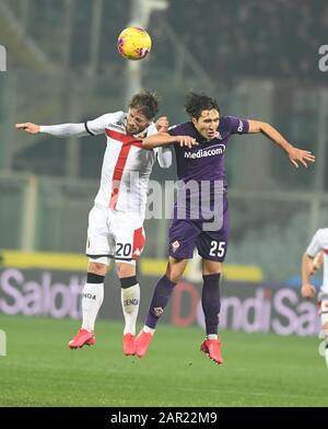 Firenze, Italien. Januar 2020. Firenze. Italien. Januar 2020. Der Spieler von acf Fiorentina federico Chiesa im Gegensatz zum Spieler von genua cfc lasse während Fiorentina gegen Genua, italienische Fußball-Serie-A-Männermeisterschaft in Firenze, Italien, 25. Januar 2020 Kredit: Unabhängige Fotoagentur/Alamy Live News Stockfoto