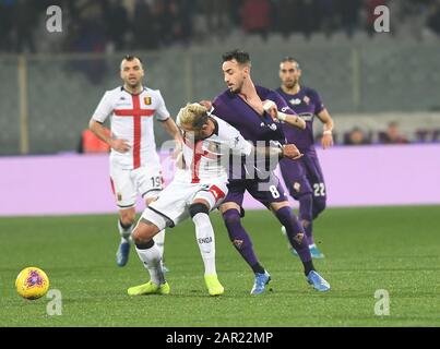 Firenze, Italien. Januar 2020. Firenze. Italien. Januar 2020. Der Spieler von acf fiorentina gaetano castrovilli im Gegensatz zu dem Spieler von genua cfc valon beiherami während Fiorentina gegen Genua, italienische Fußball-Serie-A-Männermeisterschaft in Firenze, Italien, 25. Januar 2020 Kredit: Unabhängige Fotoagentur/Alamy Live News Stockfoto