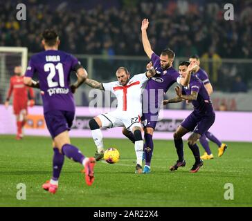 Firenze, Italien. Januar 2020. Der Spieler von acf fiorentina german pezzella im Gegensatz zu dem Spieler von genua cfc stefano sturaro während Fiorentina gegen Genua, italienische Fußball-Serie-A-Männermeisterschaft in Firenze, Italien, 25. Januar 2020 Kredit: Unabhängige Fotoagentur/Alamy Live News Stockfoto