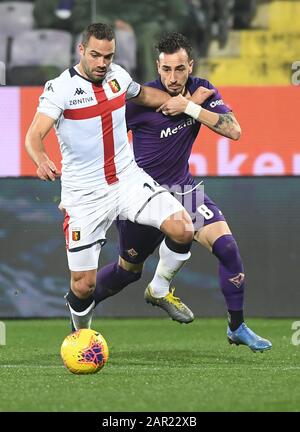 Firenze, Italien. Januar 2020. Der Spieler von genua cfc davide Biraschi im Gegensatz zu dem Spieler von acf Fiorentina gaetano Castrovilli während Fiorentina gegen Genua, italienische Fußball-Serie-A-Männermeisterschaft in Firenze, Italien, 25. Januar 2020 Kredit: Unabhängige Fotoagentur/Alamy Live News Stockfoto