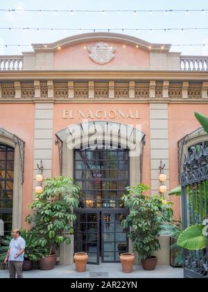 Barcelona, SPANIEN - 28. August 2018: Eingang zu den historischen Galerien "El Nacional" im Paseo de Gracia von Barcelona Stockfoto