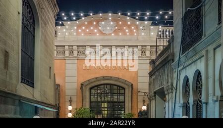 Barcelona, SPANIEN - 28. August 2018: Eingang zu den historischen Galerien "El Nacional" im Paseo de Gracia von Barcelona Stockfoto