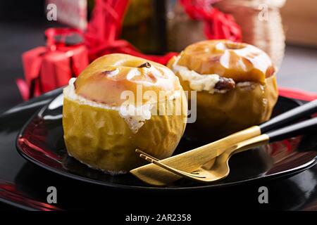 Gebackene Äpfel gefüllten Hüttenkäse mit Honig. Gesunde Ernährung Essen Stockfoto