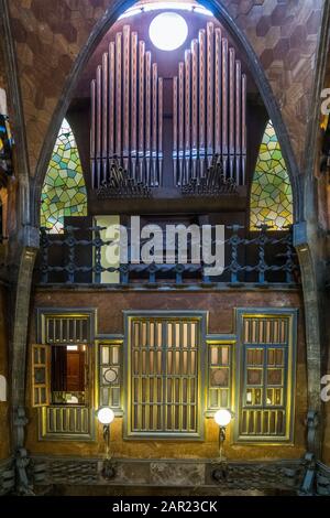 Barcelona, SPANIEN - 29. August 2018: Die Inneneinrichtung von Palau Guell, einem vom Architekten Antoni Gaudi für den Industriemagnaten Eusebi entworfenen Herrensitz Stockfoto