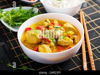 Indische Hühnerkurry mit Basmati-Reis in der Schüssel. Traditionelles indisches Gericht. Huhn Tikka masala. Indische Küche. Stockfoto