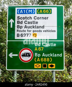 Großes Straßenschild in Teesdale, County Durham, England für A1(M), A66, B6277, Scotch Corner, Barnard Castle, Bishop Auckland, Route für Güterfahrzeuge. Stockfoto