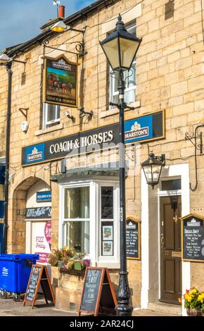 Bus & Horses Pub/Hotel. Das Gebäude befindet sich auf einer Seite von Galgate in der historischen Marktstadt Barnard Castle, Teesdale, County Durham, England, Großbritannien. Stockfoto