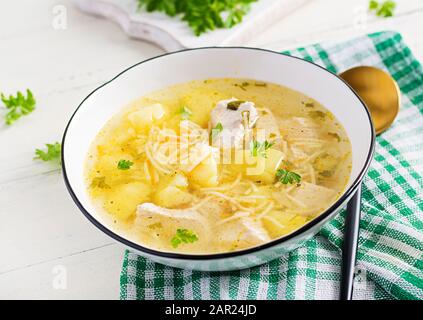Diätsuppe. Hühnersuppe mit Nudeln und Gemüse in weißer Schüssel. Stockfoto