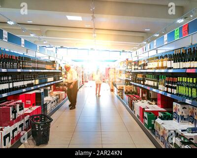 Lissabon, PORTUGAL - 16. Juli 2017: Obst- und Gemüsebereich in einem Supermarkt in Lissabon. Die jährlichen Verbraucherausgaben in Portugal belaufen sich auf 129 Milliarden E Stockfoto