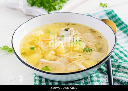 Diätsuppe. Hühnersuppe mit Nudeln und Gemüse in weißer Schüssel. Stockfoto