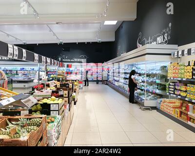 Lissabon, PORTUGAL - 16. Juli 2017: Obst- und Gemüsebereich in einem Supermarkt in Lissabon. Die jährlichen Verbraucherausgaben in Portugal belaufen sich auf 129 Milliarden E Stockfoto