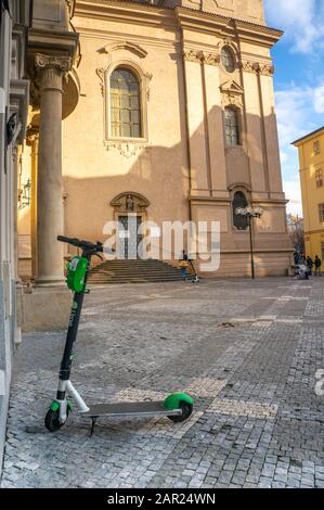 Prag, TSCHECHIEN - 22. JANUAR 2020: Kalkroller vor dem historischen Gebäude abgelassen. Regierung schlägt Verbot nach Verletzungen von Menschen vor Stockfoto