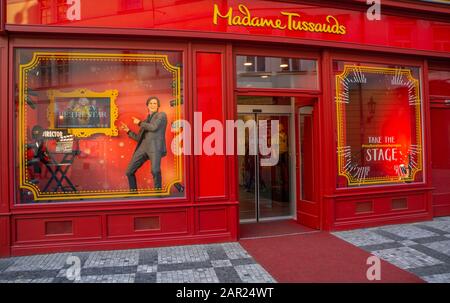 Prag, TSCHECHIEN - 22. JANUAR 2020: Eingang zum kürzlich eröffneten Wachsmuseum von Madame Tussaud in der Prager Altstadt Stockfoto