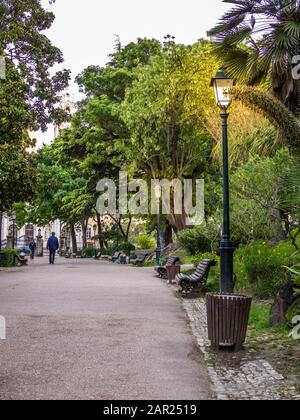 Lissabon, PORTUGAL - 01. Mai 2019: Menschen schlendern in Jardim da Estrela, Lissabon Stockfoto