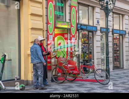 Prag, TSCHECHIEN - 22. JANUAR 2020: Thai-Massagesalon in der Altstadt, die in kräftigen Farben wirbt. Stadtrat diskutiert über die Entfernung dieser Orte Stockfoto