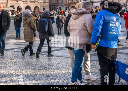Prag, TSCHECHIEN - 22. JANUAR 2020: Menschenmassen am Altstädter Platz und Touristen melden sich für Führungen an Stockfoto
