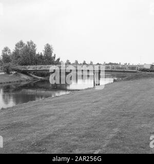 Brücke in het Hartelpark, Spijkenisse-Noord Datum: Undatierter Ort: Spijkenisse, Zuid-Holland Schlüsselwörter: Brücken, Brücken bauen, Grachten graben und verbessern Stockfoto