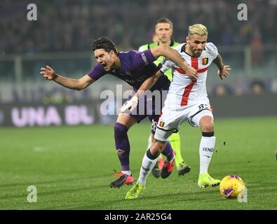 Firenze, Italien. Januar 2020. Der Spieler von genua cfc valon Beherami im Gegensatz zu dem Spieler von acf Fiorentina dusan vlahovic während Fiorentina gegen Genua, italienische Fußball-Serie-A-Männermeisterschaft in Firenze, Italien, 25. Januar 2020 Kredit: Unabhängige Fotoagentur/Alamy Live News Stockfoto