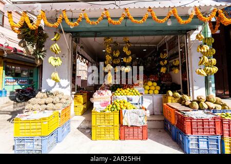 Kathmandu, Nepal - 17. November 2018: Kleiner Obstladen in der zentralen Kathmandu-Straße. Stockfoto