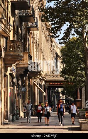 Tiflis, GEORGIEN - 24. September 2019: Menschen, die die Straße Rustaveli Avenue in Tiflis, Georgien, hinunter laufen. Dies ist eine beliebte Touristenattraktion in der Stadt. Stockfoto