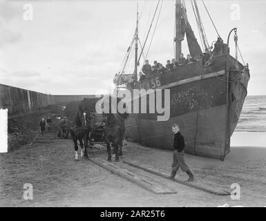 Scheveningse Logger Poolster auf dem Strandspaziergang bei Scheveningen Datum: 12. Dezember 1949 Standort: Scheveningen, Süd-Holland Schlüsselwörter: Schiffe, Strände Personenname: Polarstern Stockfoto