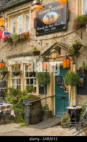 Das Flamen Weaver Inn an der High Street von Corsham in Wiltshire England. Das Gasthaus ist im Freien mit Laternen und Fässern hoch dekoriert. Stockfoto