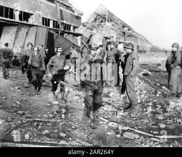 Polnische Arbeiter, die von amerikanischen Medics im German Slave Labor Camp zur Zeit der Befreiung von der US-Armee, Nordhausen, Deutschland, nach Ambulanz getragen wurden, Foto von Roberts für das US Army Signal Corps, April 1945 Stockfoto