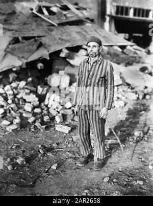 Häftling im deutschen Slave Labor Camp zur Zeit der Befreiung durch die US-Armee, Nordhausen, Deutschland, Foto von Roberts für das US Army Signal Corps, April 1945 Stockfoto