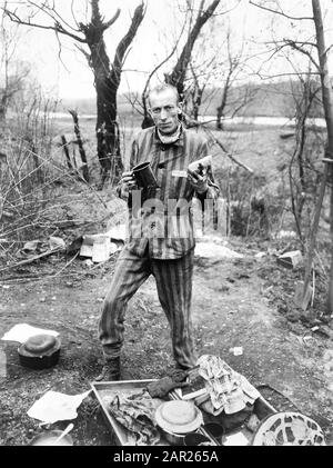 Belgischer Gefangener im German Slave Labor Camp zur Zeit der Befreiung durch die US-Armee, Nordhausen, Deutschland, Foto von Myers für das US Army Signal Corps, April 1945 Stockfoto