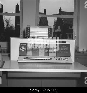Gebäude und Denkmäler Knhm, Innenräume, Schalttafeln, Koordinatorinnen, elektronisches Datenverarbeitungssystem ibm 1620, calcomp 565 Datum: September 1963 Stichwörter: Schalttafeln, Koordinatorenbildner, Gebäude und Denkmäler Knhm, Innenräume Personenname: Calcomp 565, elektronisches Datenverarbeitungssystem ibm 1620 Stockfoto