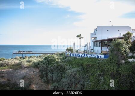 Albufeira, Portugal - Mai 3, 2018: die Menschen genießen den Blick aufs Meer vom Ponton aus einem Restaurant mit Blick auf die Strände an einem Frühlingstag Stockfoto