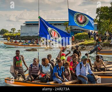 Einheimische aus Bougainville in einem kleinen Fährschiff mit dem Unabhängigkeitsfahne von Papua-Neuguinea gehisst Stockfoto