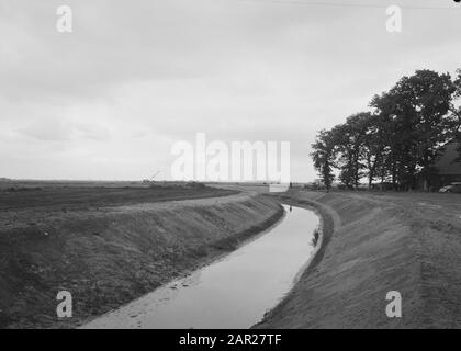 Normalisierung von Bächen, Graben und Feuchtgräben, Kanalisation, Taucher und Gartenarbeit, Rohre, neu, Gasselterboerveen Datum: Undatierter Ort: Gasselterboerveen Schlagwörter: Taucher und Gartenarbeit, Graben und Feuchtgräben, Kanalisation, Rohre, Neu, Normalisierung von Bächen Stockfoto