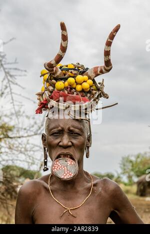 Omo VALLEY, ÄTHIOPIEN - 11. AUGUST 2018: Frau aus dem afrikanischen Stamm Mursi mit einer großen Lippenplatte posiert für ein Porträt, Mago National Park Stockfoto