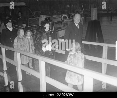 Abfahrt Prinz Bernhard mit der Karlsruhe-Türsteherin Königin Juliana und den Prinzessinnen Beatrix, Irene und Margriet verlassen die Stadt Rotterdam Datum: 2. Januar 1950 Ort: Rotterdam-Schlüsselwörter: Bürgermeister, Queens, Prinzessinnen, Schiffe persönlicher Name: Beatrix (Prinzessin Niederlande), Irene (Prinzessin Niederlande), Juliana (Königin Niederlande), Margriet (Prinzessin Niederlande) Stockfoto