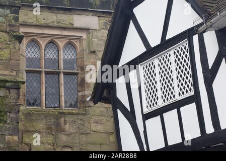 Tudor, in der Stadt Warwick mit Fachwerk in schwarz-weißen mittelalterlichen Häusern Stockfoto