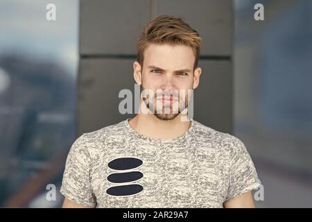 Freuen uns nur. Macho Glas Gebäude Hintergrund. männliche Mode Sommer Trend. Willensstark männlich. unrasierten Mann Pflege seiner Haut und Bart. barbershop Konzept. muskulöse Kerl urbanen Stil. Das moderne Leben. Stockfoto