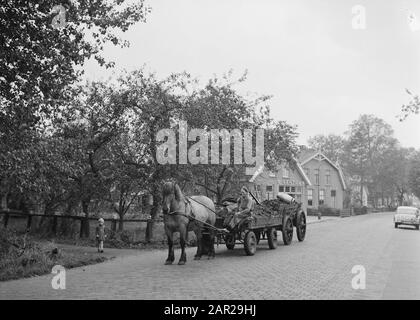 Landverkehr, Pferde, Wagen, Straßen, Parzellierung vriezenveen Datum: Oktober 1956 Schlagwörter: Landverkehr, Pferde, Straßen, Autos Personenname: Swap-Zuteilung vriezenveen Stockfoto