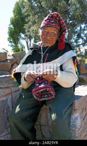 TAQUILE ISLAND, TITICACASEE, PERU - 25. Juni 2019 - EIN älterer Einheimischer von Taquile Island schlägt einen traditionellen Hut. Auf Taquile Island strickten sich die Männer Stockfoto