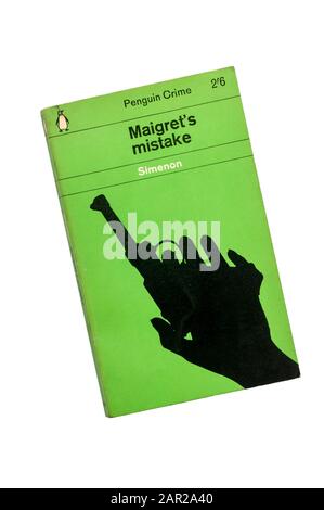 Eine grüne Taschenbuch-Penguin-Kriminalkopie von Maigrets Fehler von Georges Simenon. Erstmals 1953 als Maigret se Trompe veröffentlicht. Stockfoto
