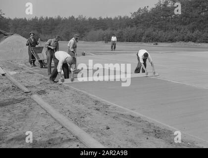 Freizeitparks, Flughäfen usw., Sportplatzbau, Arbeitsdatum: Mai 1954 Standort: Eindhoven Schlüsselwörter: Bau von Sportplätzen, Arbeitern, Erholungsgebieten usw. Flughäfen usw. Stockfoto