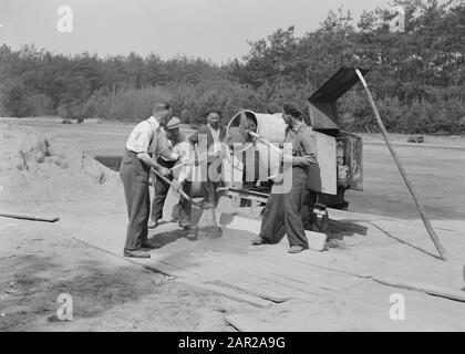 Freizeitparks, Flughäfen usw., Sportplatzbau, Arbeitsdatum: Mai 1954 Standort: Eindhoven Schlüsselwörter: Bau von Sportplätzen, Arbeitern, Erholungsgebieten usw. Flughäfen usw. Stockfoto