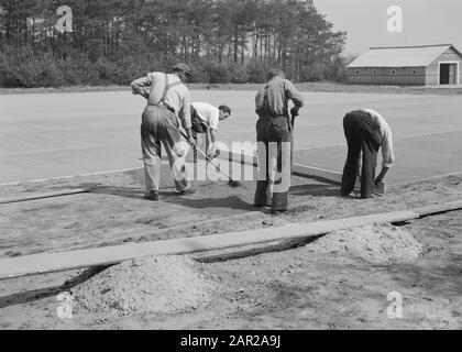 Freizeitparks, Flughäfen usw., Sportplatzbau, Arbeitsdatum: Mai 1954 Standort: Eindhoven Schlüsselwörter: Bau von Sportplätzen, Arbeitern, Erholungsgebieten usw. Flughäfen usw. Stockfoto