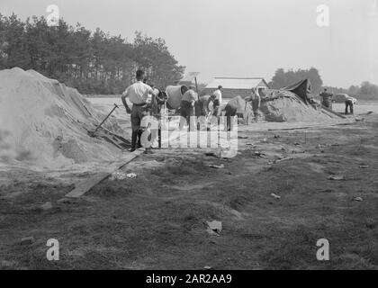 Freizeitparks, Flughäfen usw., Sportplatzbau, Arbeitsdatum: Mai 1954 Standort: Eindhoven Schlüsselwörter: Bau von Sportplätzen, Arbeitern, Erholungsgebieten usw. Flughäfen usw. Stockfoto