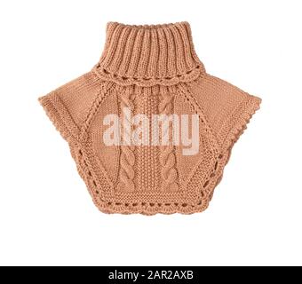 Brauner, warmer Strickpullover mit einem Muster, das auf weiß isoliert ist. Stockfoto