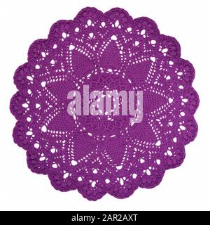 Rug isoliert auf weißem Hintergrund. Häkelwollchen. Bunte handgefertigte Strickdecke. Gehäkelte Spitze. Stockfoto
